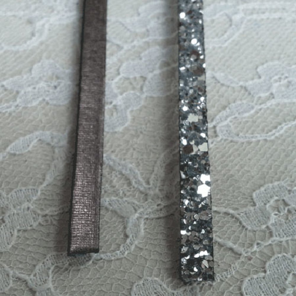 Bracelete prateada brilhante de 06 mm com forro de couro por 20 cm