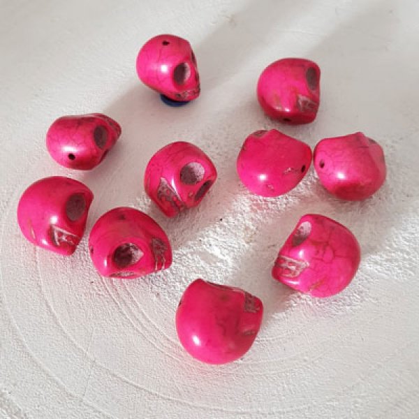 Lote 14 Cr&acirc;nios de Howlite coloridos 18 mm