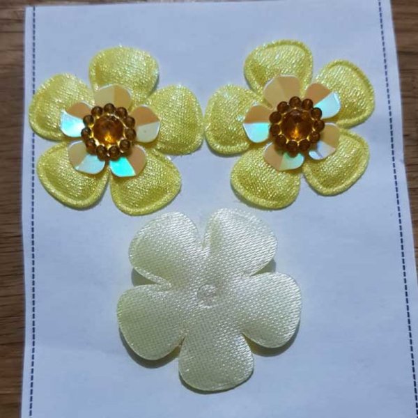 Conjunto de 3 flores 5 p&eacute;talas Tecido amarelo