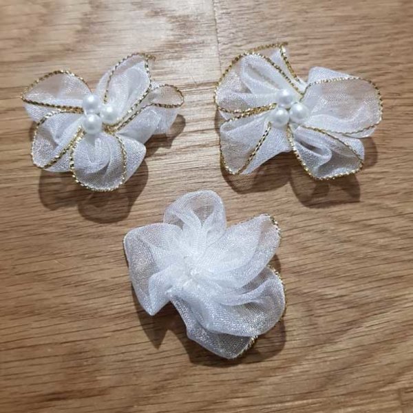 Conjunto de 3 flores coloridas Tecidos de organza brancos