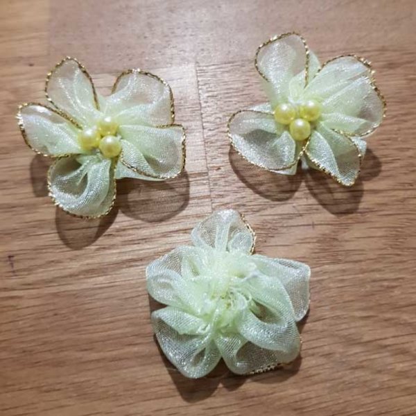 Conjunto de 3 flores coloridas Tecidos de organza verde-&aacute;gua