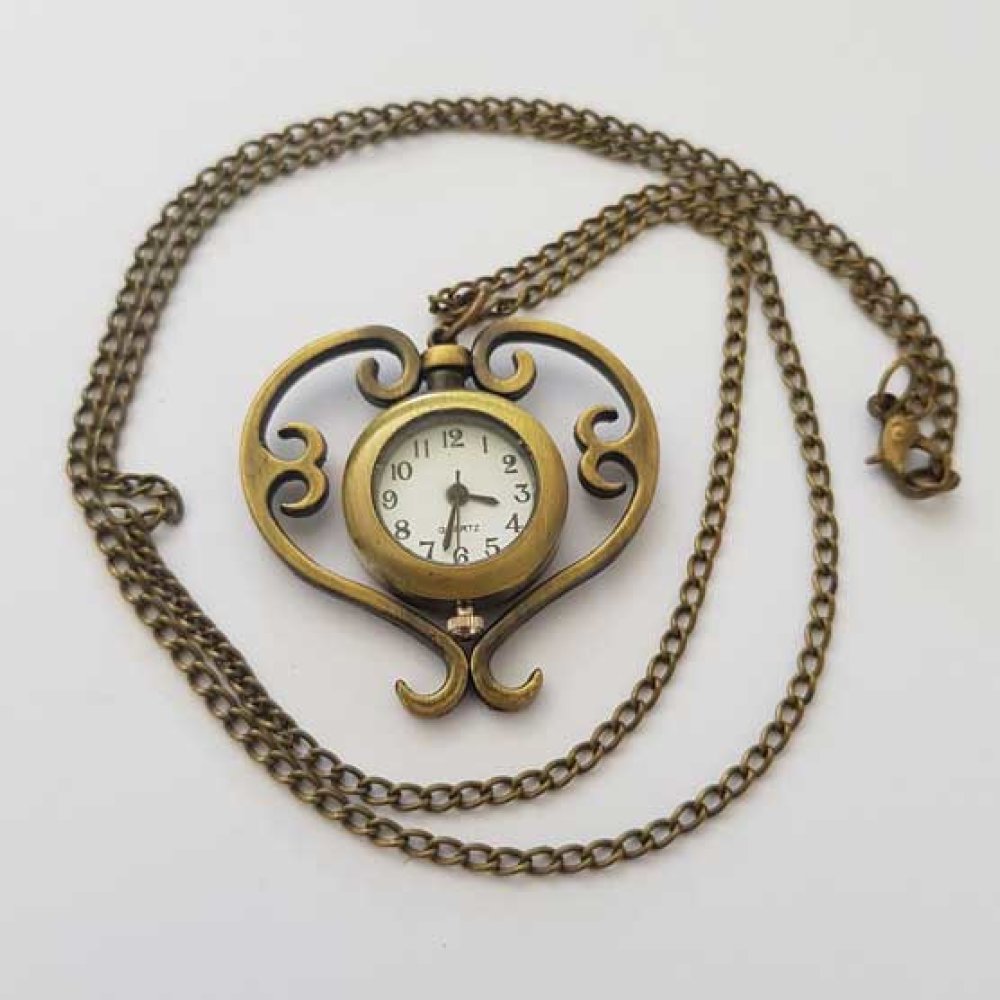 Relógio de bolso em bronze antigo com coração e corrente