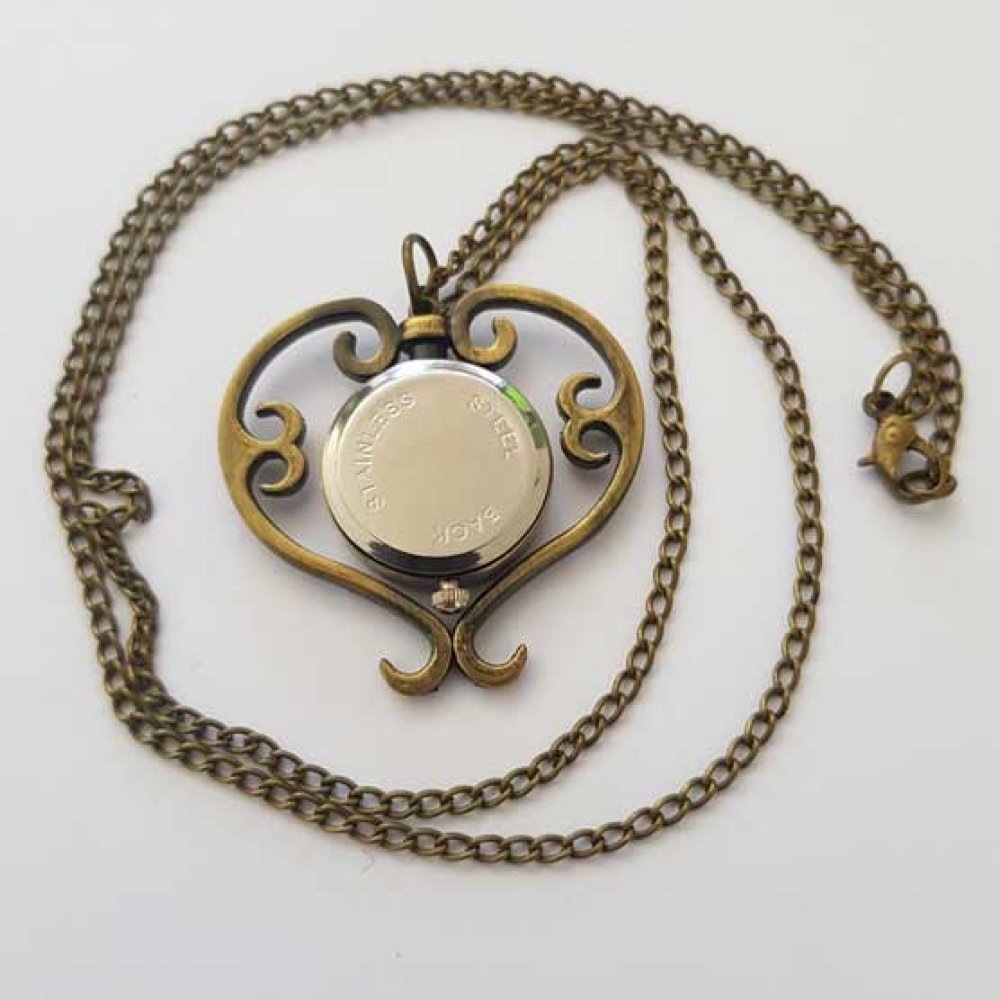 Relógio de bolso em bronze antigo com coração e corrente