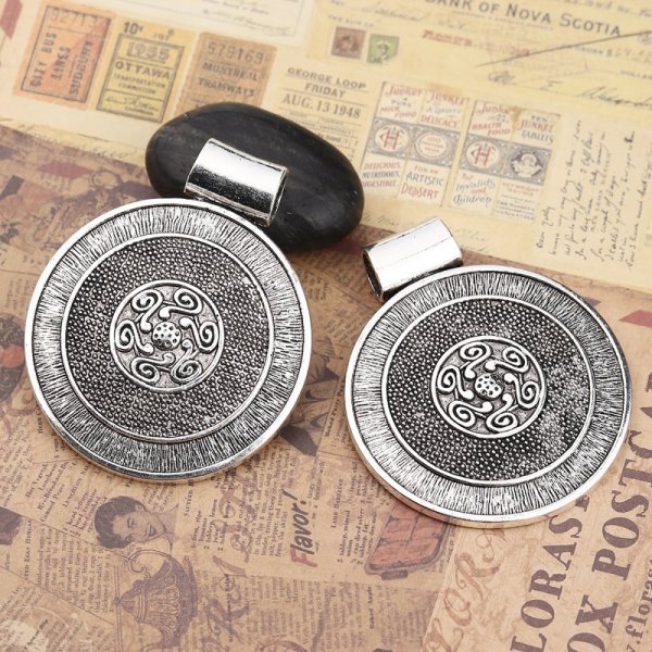 Pendentif N&deg;001-C en Alliage Rond Fleur Creux Argent Vieilli 76 mm x 62 mm