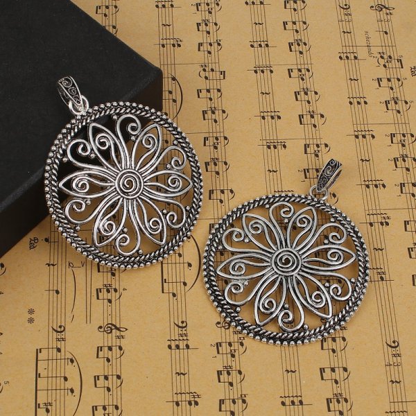 Pendentif N&deg;001-D en Alliage Rond Fleur Creux Argent Vieilli 77 mm x 60 mm