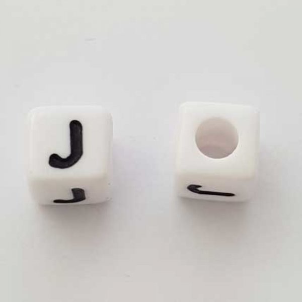 Perle Carr&eacute; Lettre J Blanc Noir 8mm