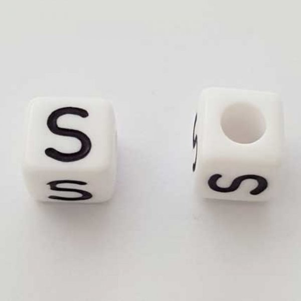 Perle Carr&eacute; Lettre S Blanc Noir 8mm