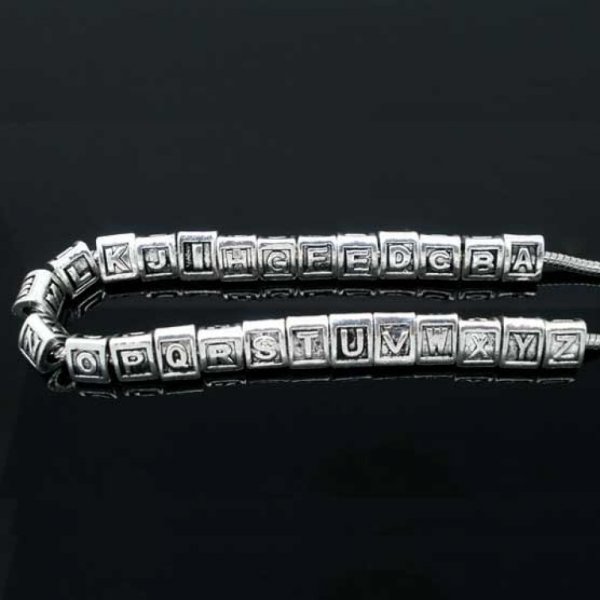 Perle triangle charms alphabet N&deg;02 lettre Q m&eacute;tal argent&eacute; 8x9 mm