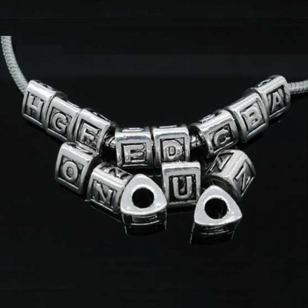 Perle triangle charms alphabet N&deg;02 lettre V m&eacute;tal argent&eacute; 8x9 mm