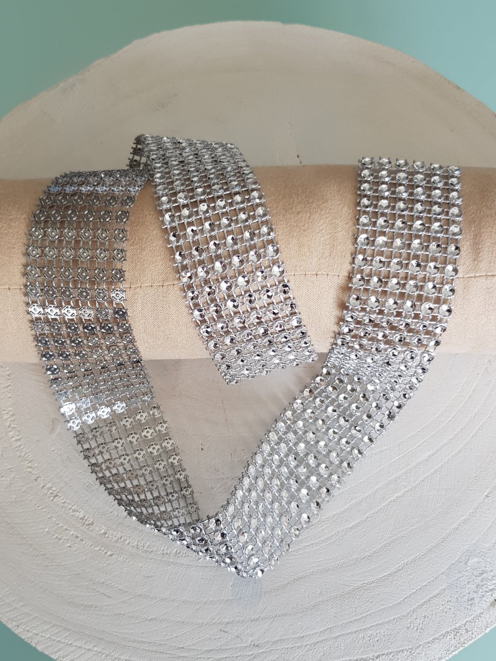 Fita de strass prateada por 0,50 cm.