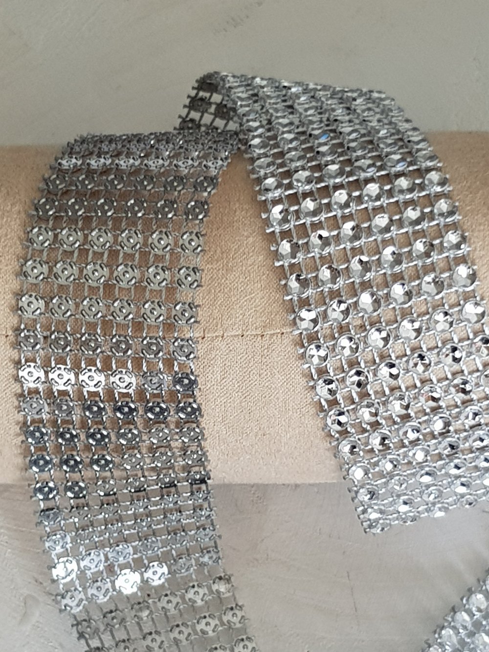 Fita de strass prateada por 0,50 cm.