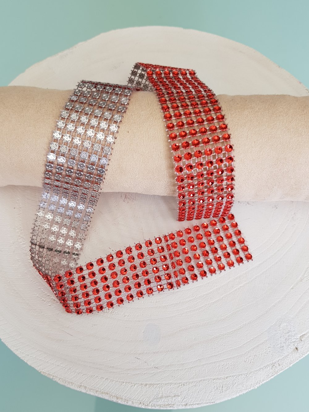 Fita de strass N°03 vermelha por 0,50 cm.
