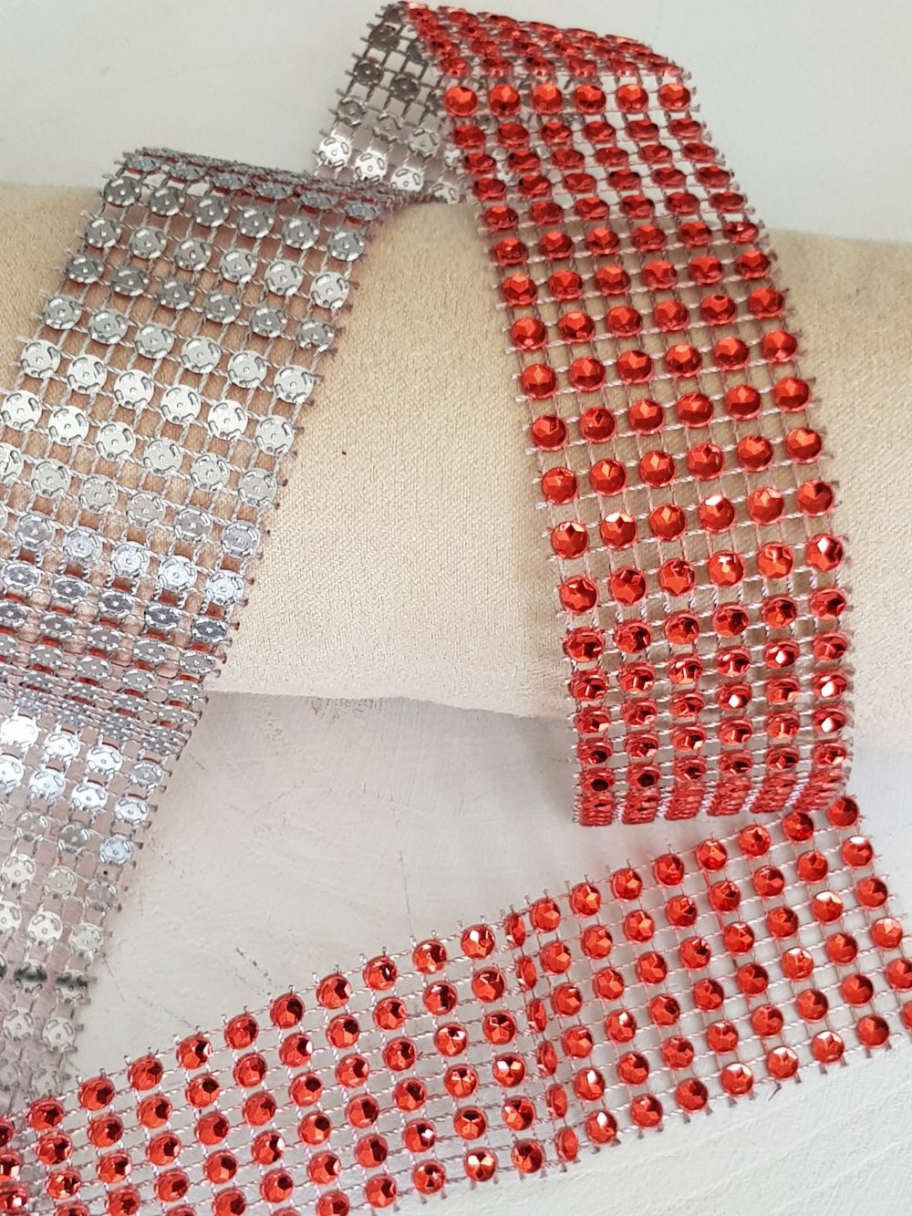 Fita de strass N°03 vermelha por 0,50 cm.
