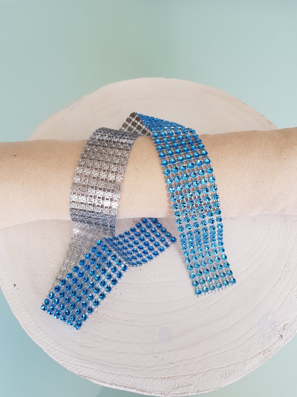 Fita de strass N°04 azul turquesa por 0,50 cm.