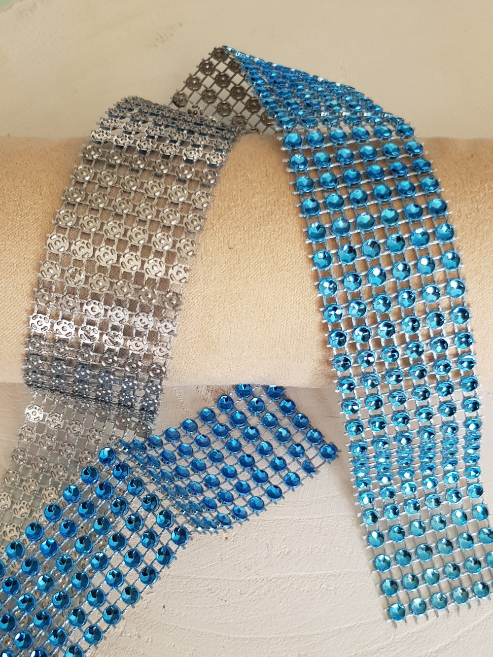 Fita de strass N°04 azul turquesa por 0,50 cm.