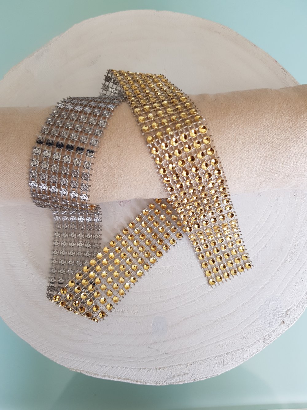 Fita de strass N°05 Ouro por 0,50 cm.