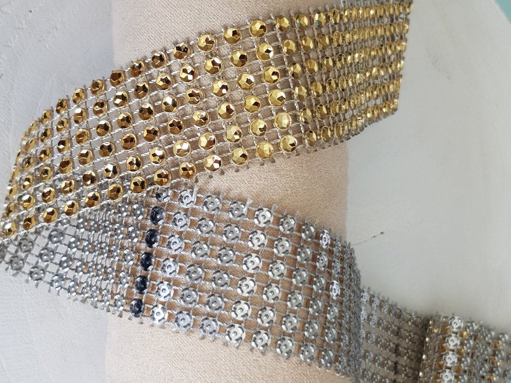 Fita de strass N°05 Ouro por 0,50 cm.