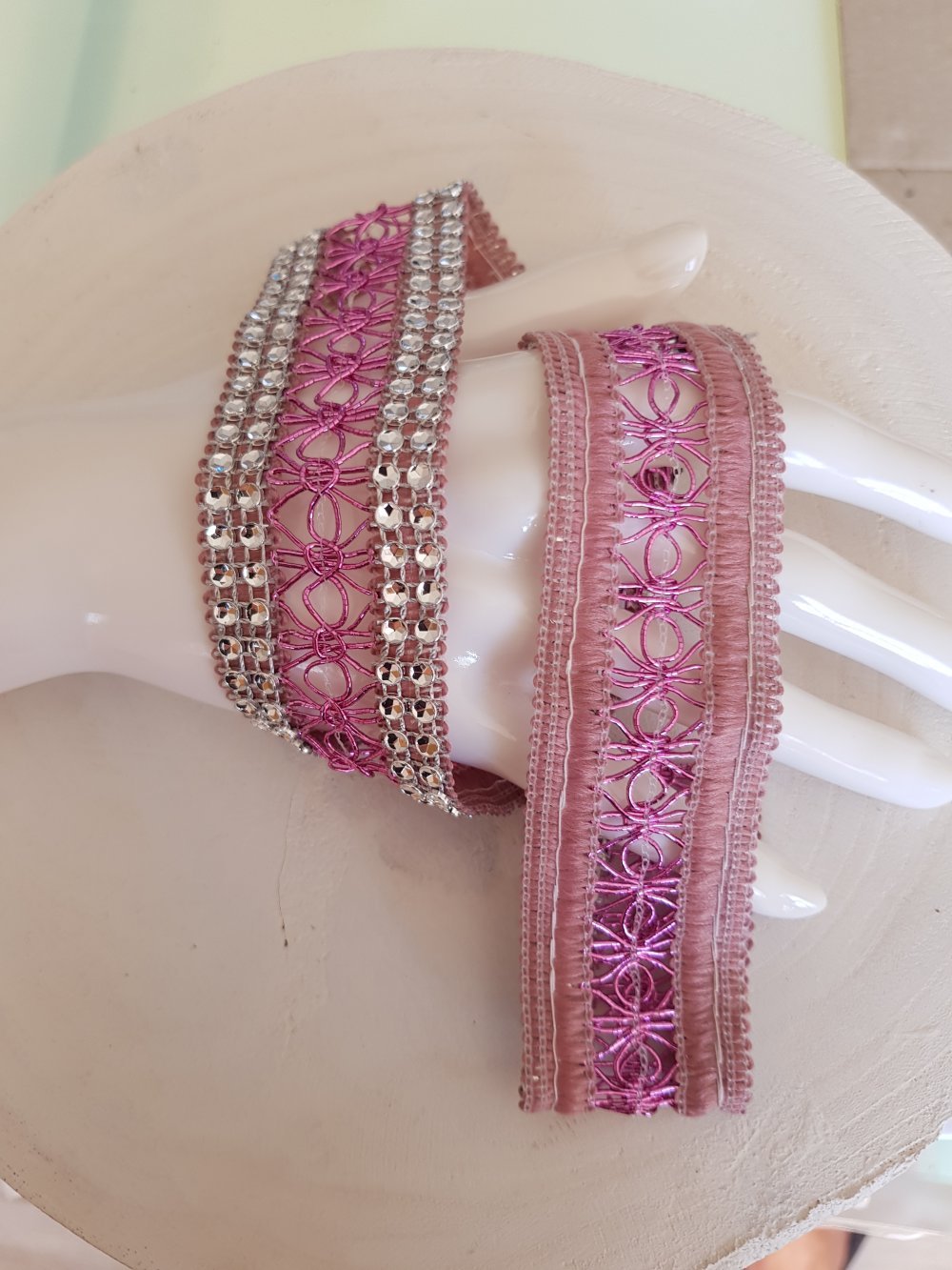 Fita de strass N°06 prateada e cor-de-rosa por 0,50 cm.
