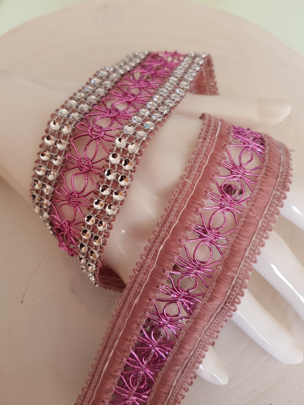 Fita de strass N°06 prateada e cor-de-rosa por 0,50 cm.