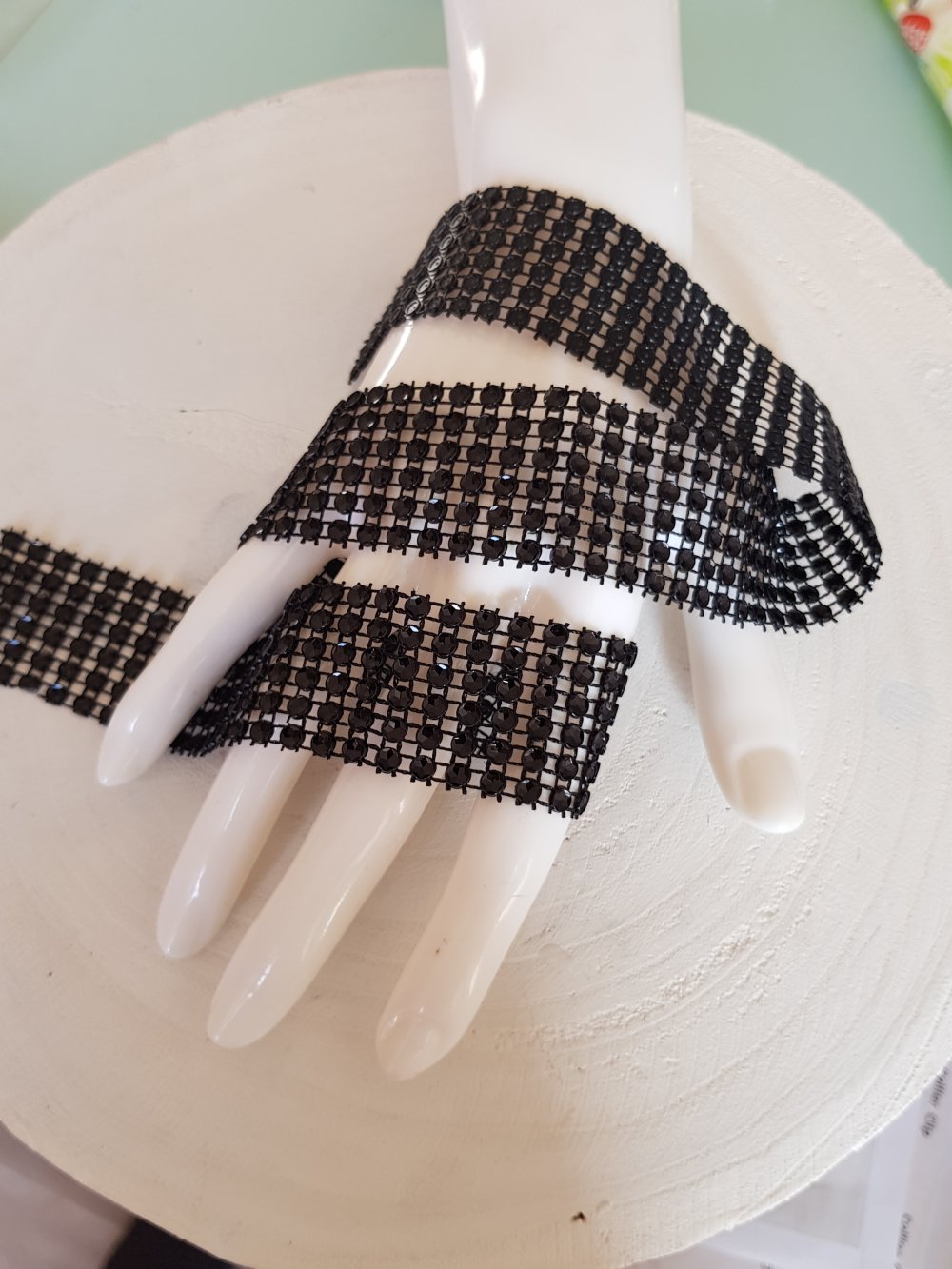 Fita de strass preta por 0,50 cm.