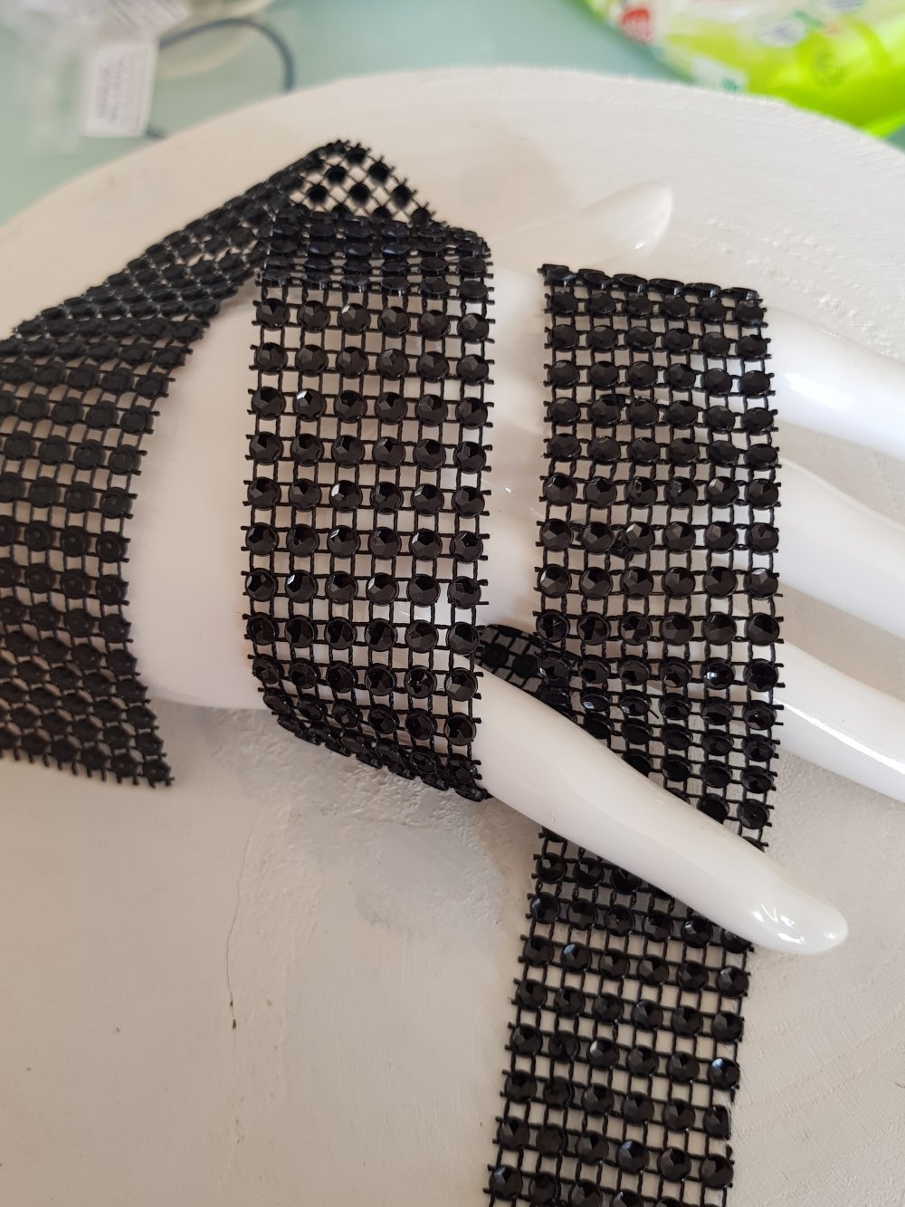 Fita de strass preta por 0,50 cm.