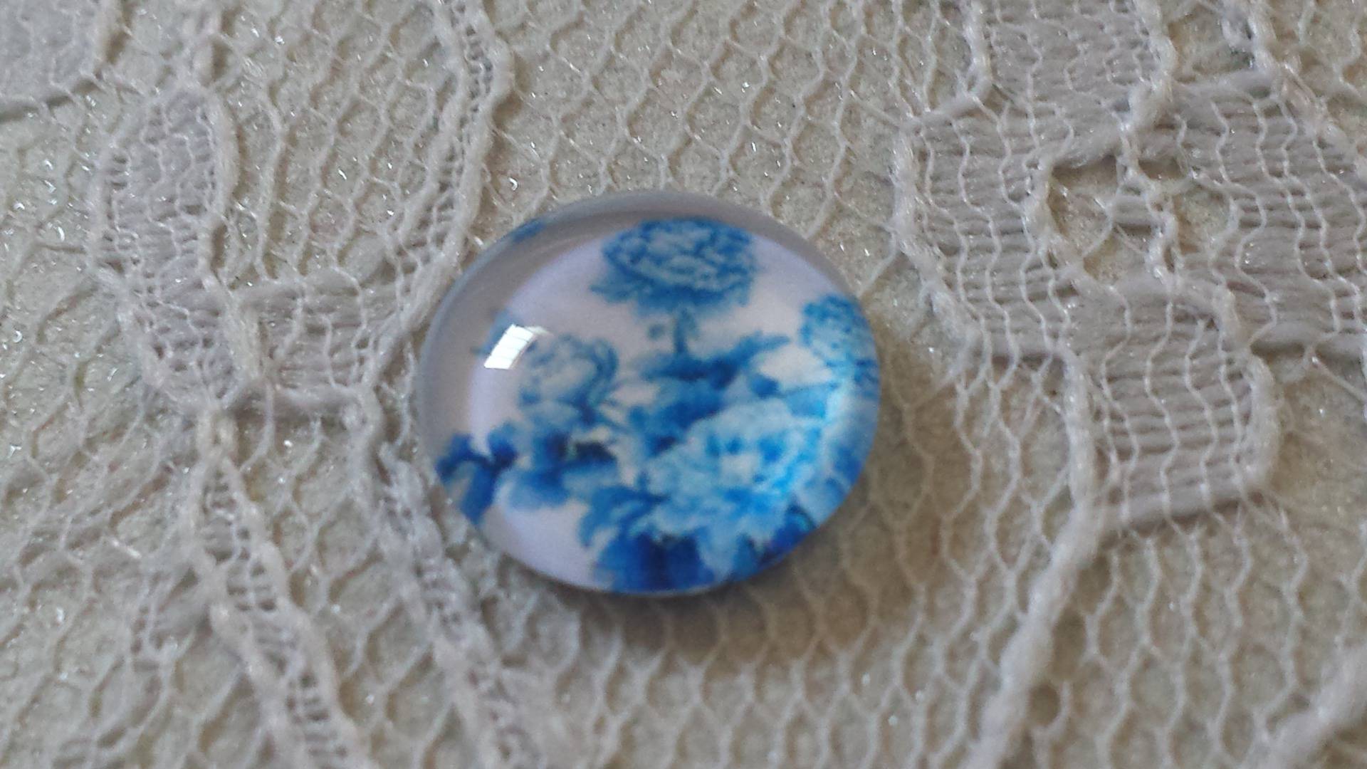 cabochão de vidro redondo 12mm flor azul 016 