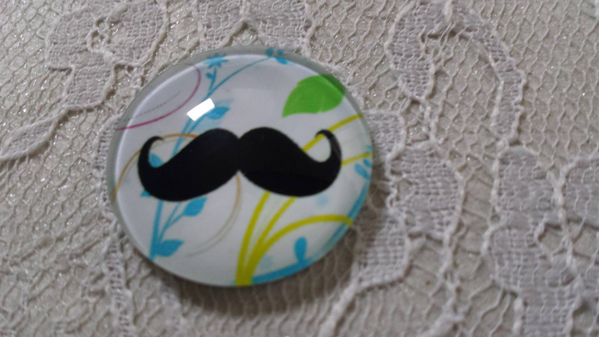 cabochão de vidro redondo 25mm bigode 031 