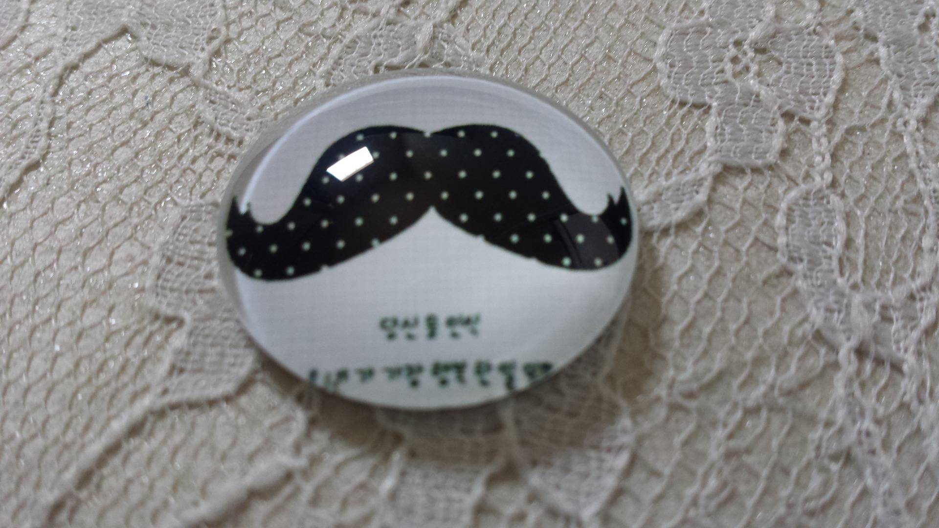 cabochão de vidro redondo 25mm bigode 018 