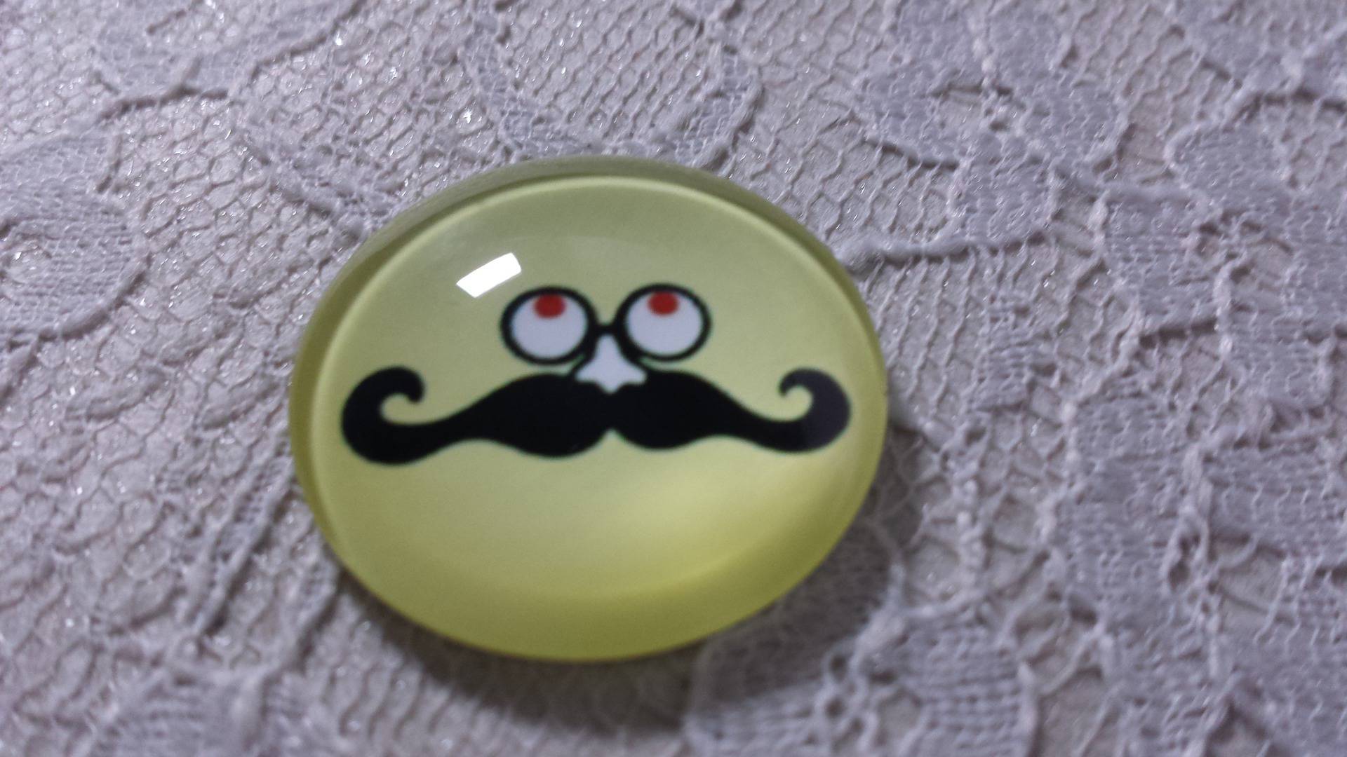 cabochão de vidro redondo 25mm bigode 015 