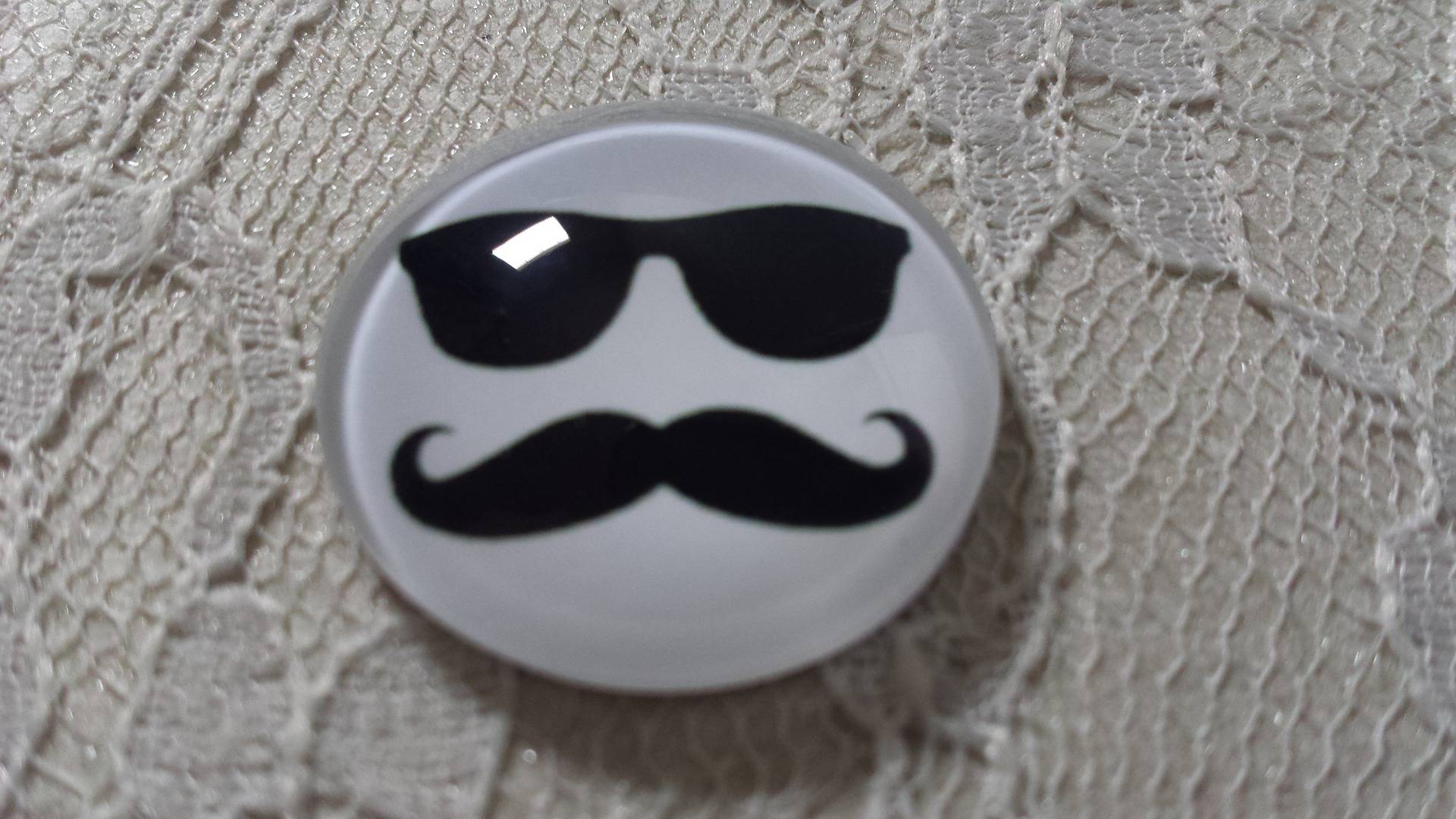 cabochão de vidro redondo 25mm bigode 012 