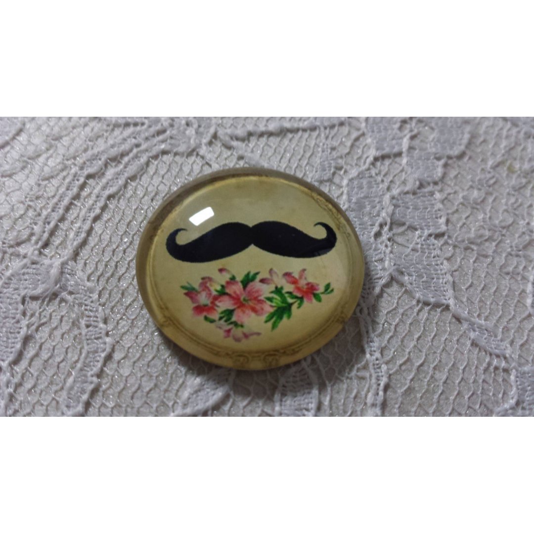 cabochão de vidro redondo 25mm bigode 011 