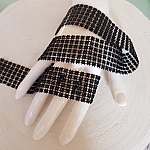 Fita de strass preta por 0,50 cm.