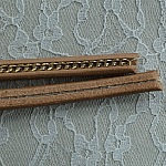 Couro Natural Regaliz 10 mm com corrente dourada por 20 cm