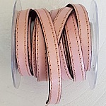 Couro de vitela liso de 10 mm por 20 cm cosido com 2 fios.