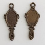 Pendente espelho de mão em bronze.