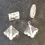 Amuleto pendente quadrado em vidro facetado N°01-01