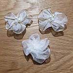 Conjunto de 3 flores coloridas Tecidos de organza brancos