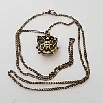 Relógio de bolso borboleta em bronze antigo com corrente