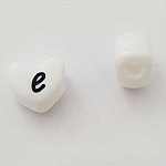 Perle Cœur Lettre E Blanc Noir 11mm