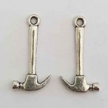 Pendente Martelo em metal prateado
