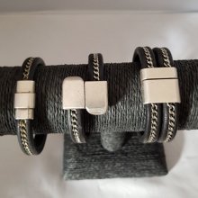 Couro Regaliz preto de 10 mm com corrente dourada por 20 cm