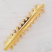 Fecho dourado com várias voltas.