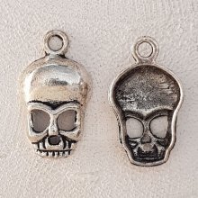 Pendente caveira e ossos cruzados N°06