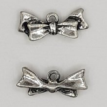 Pendente gravata-borboleta em prata N°20 Pendente gravata-borboleta em metal prateado