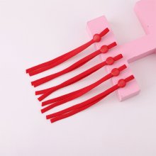 2 fitas vermelhas de cordão elástico com fivela ajustável para fixação da máscara.