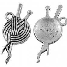 50 Charms pendentes novelo de lã agulhas de tricotar banhadas a prata