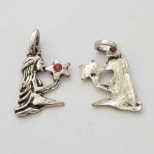 Pendente signo do zodíaco Virgem em metal prateado N°03 com strass