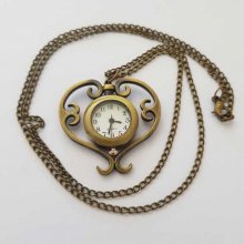 Relógio de bolso em bronze antigo com coração e corrente