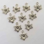 Amuleto de flor em metal N°001 x 15