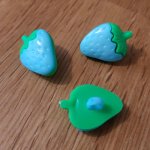 Botão fantasia, crianças, bebés Padrão morango N°09 verde e azul claro
